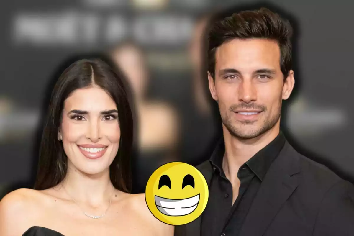 Lidia Torrent y Jaime Astrain posan juntos sonriendo con un emoji de cara feliz grande en el centro de la imagen y fondo desenfocado