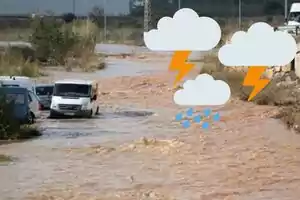 Montaje con varios coches inundados y un camino con agua embarrada y emojis de tormenta