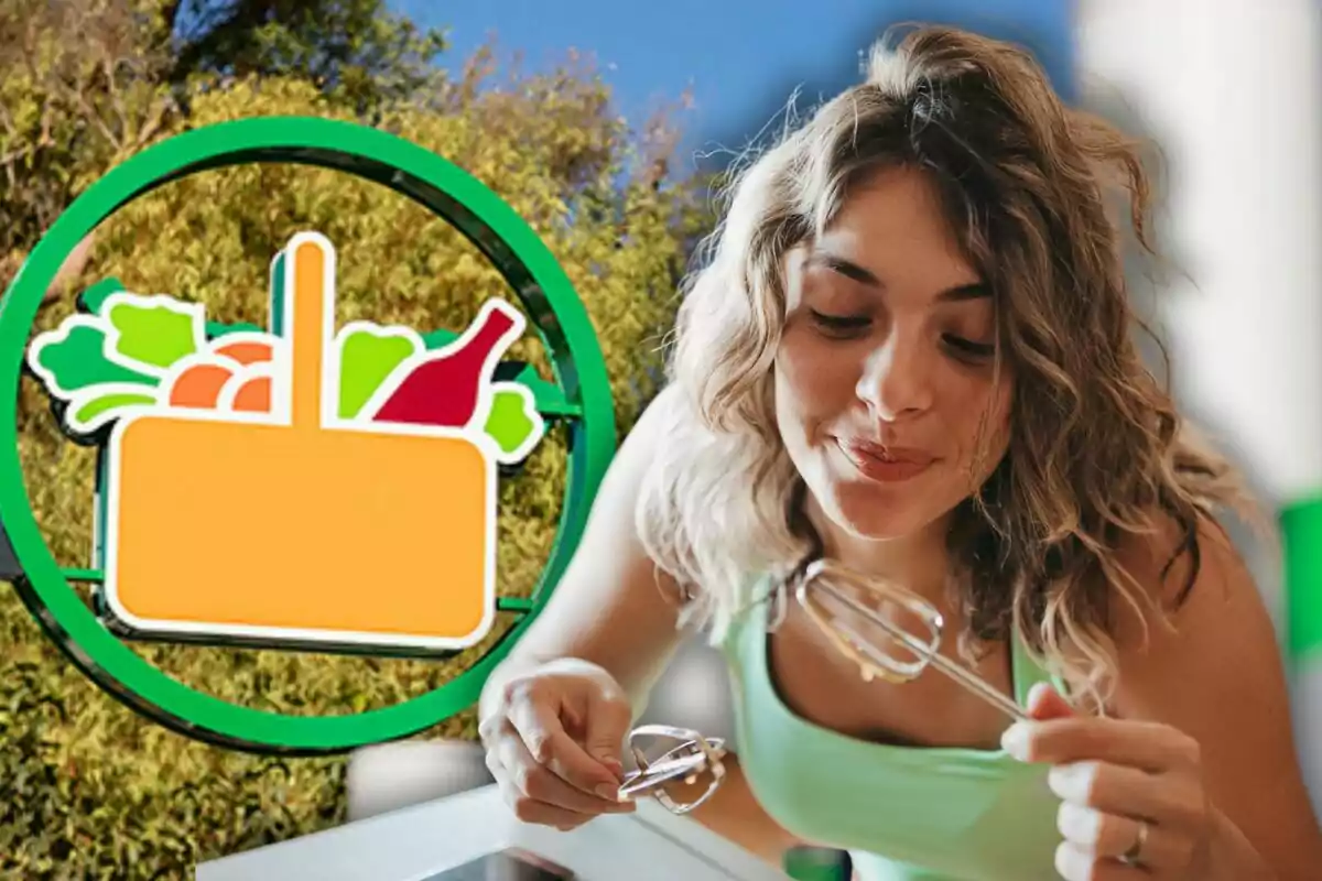 Mujer joven sonriente probando mezcla de batidor con fondo de logotipo de supermercado y vegetación