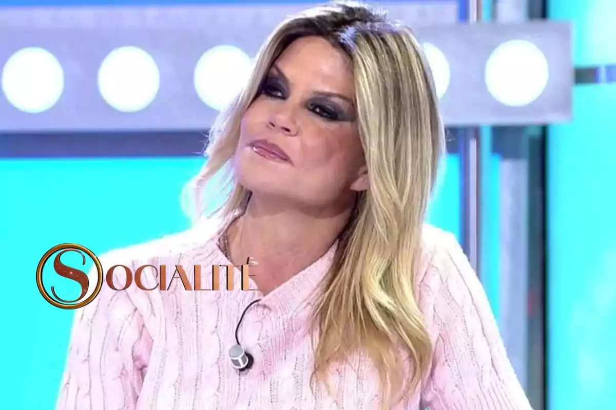Montaje de Makoke, con cabello rubio y maquillaje oscuro y suéter rosa, con el logo de 'Socialité en la esquina