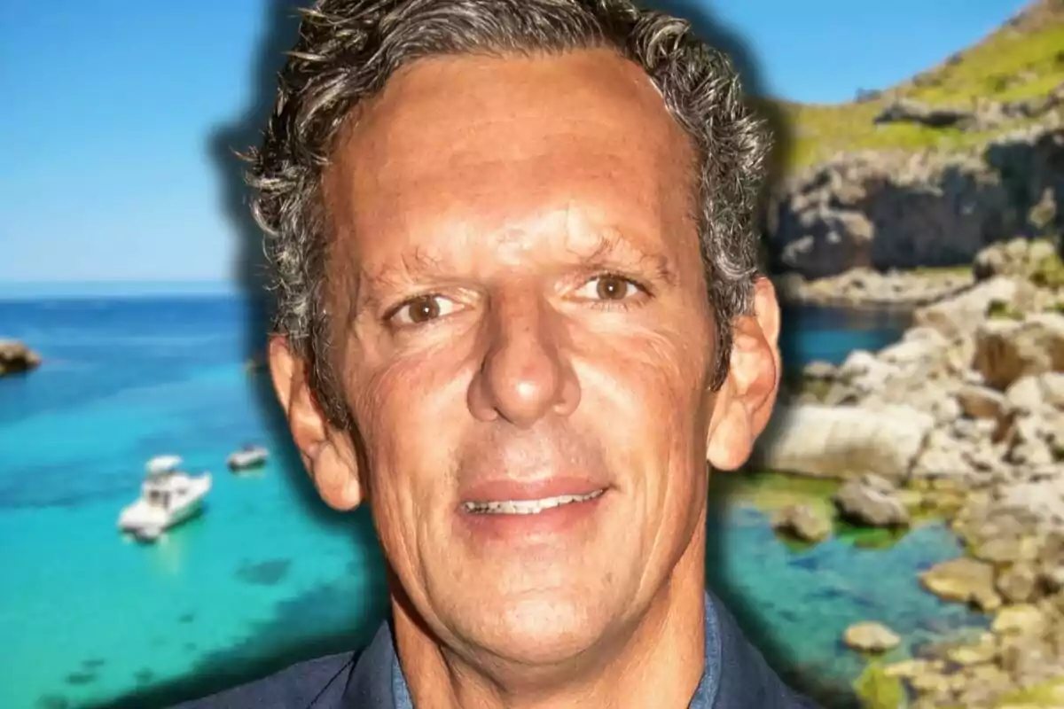 Joaquín Prat con un fondo de playa y mar azul.