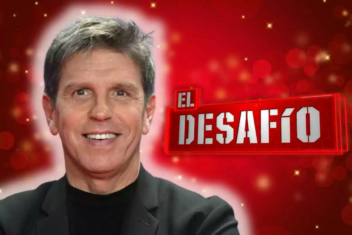 Manuel Díaz sonriente con fondo rojo y texto que dice "El Desafío".