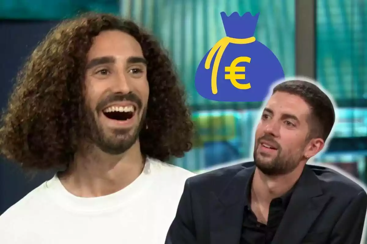 Marc Cucurella y David Broncano sonrientes en un programa de televisión con un gráfico de una bolsa de dinero con el símbolo del euro.