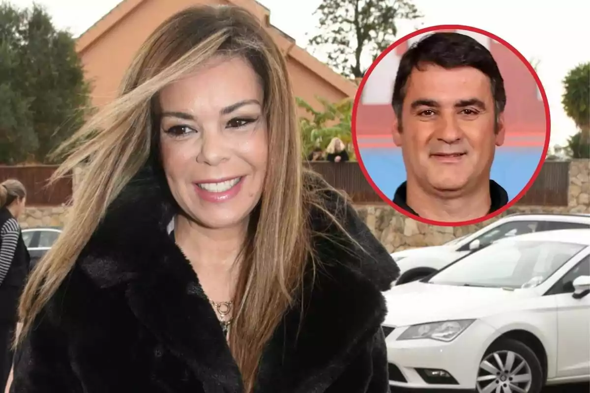 Una mujer sonriente con cabello largo y lacio, usando un abrigo negro, con la imagen de un hombre en un círculo rojo en la esquina superior derecha, en un entorno exterior con coches y una casa de fondo.