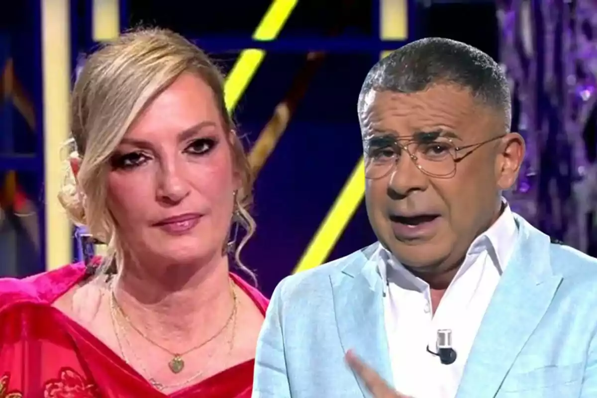 María José Galera y Jorge Javier Vázquez en un set de televisión, una mujer con vestido rojo y un hombre con traje azul claro y gafas.