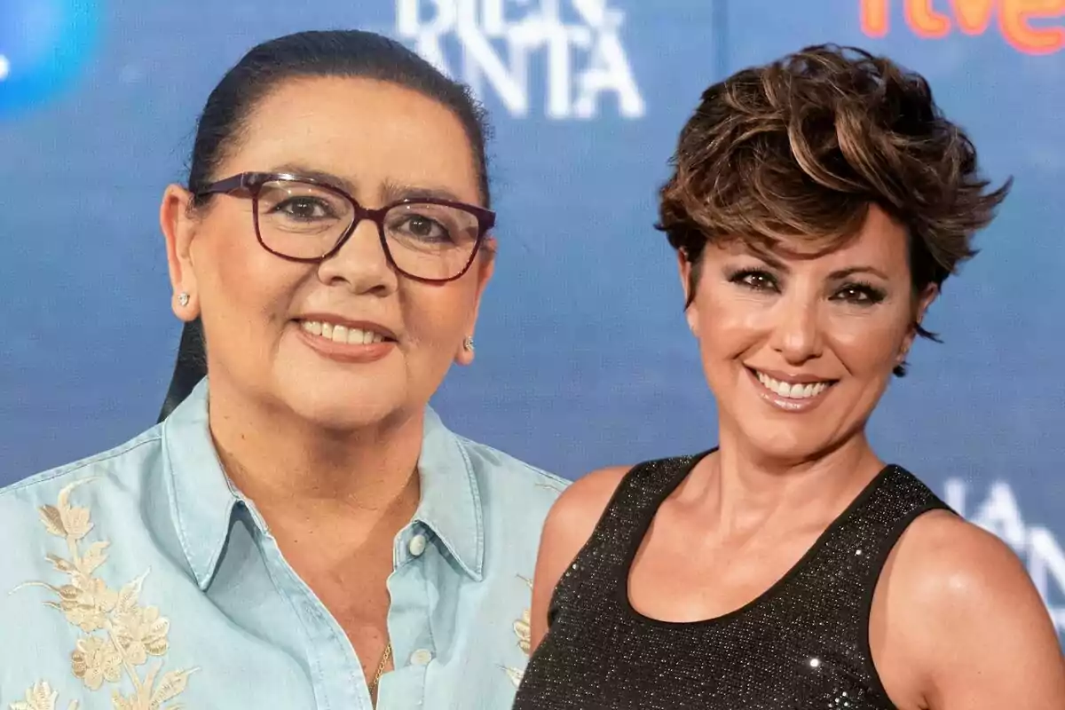 María del Monte y Sonsoles Ónega sonrientes posan frente a un fondo azul con texto blanco.