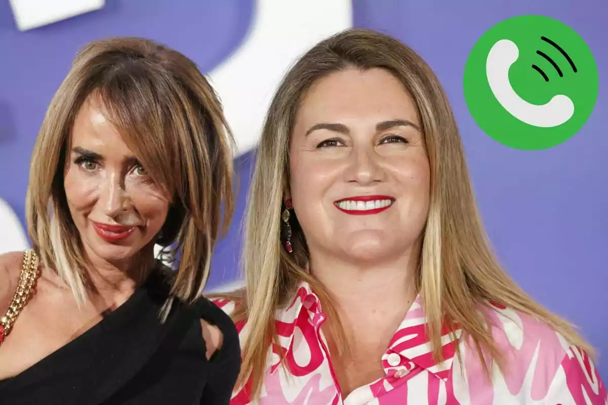 María Patiño y Carlota Corredera sonrientes posan juntas frente a un fondo azul con un icono de llamada verde en la esquina superior derecha.