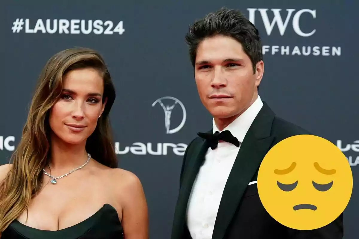 María Pombo y Pablo Castellano posando en un evento con un emoji de cara triste superpuesto.