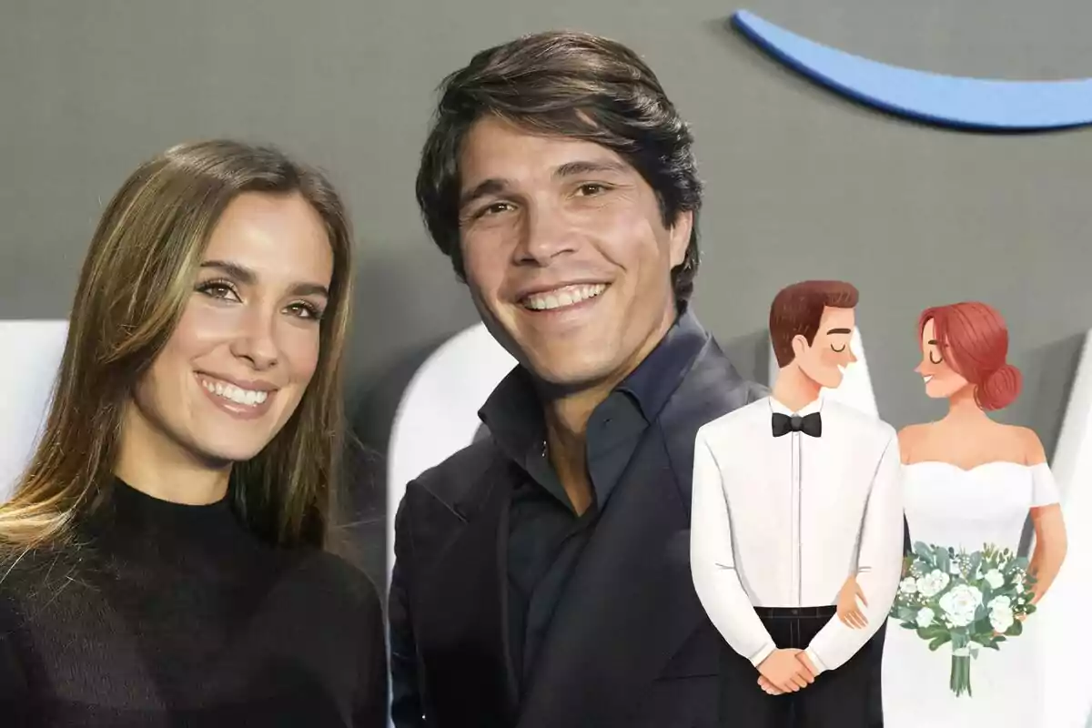 María Pombo y Pablo Castellano sonriente posando junto a una ilustración de una pareja de novios.