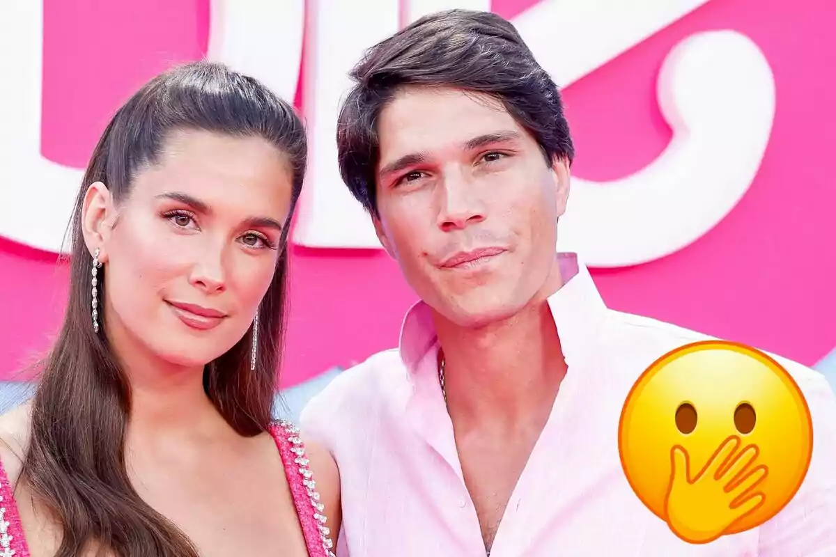 María Pombo y Pablo Castellano posando frente a un fondo rosa con un emoji de sorpresa en la esquina.