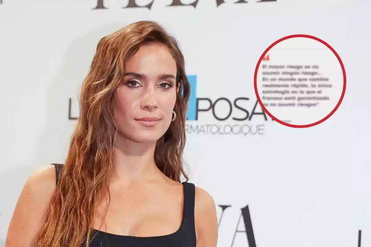 Mujer con cabello largo y ondulado en un evento con fondo de logotipos y una cita enmarcada en un círculo rojo.