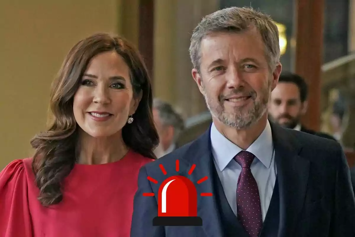 Mary y Federico de Dinamarca sonriente vestida de manera elegante con un ícono de alerta roja superpuesto.