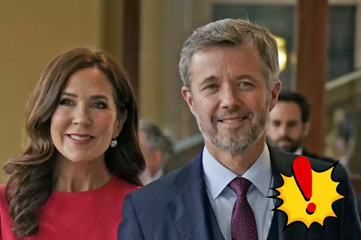 Mary y Federico de Dinamarca sonriente vestida formalmente, con un símbolo de exclamación en la esquina inferior derecha.
