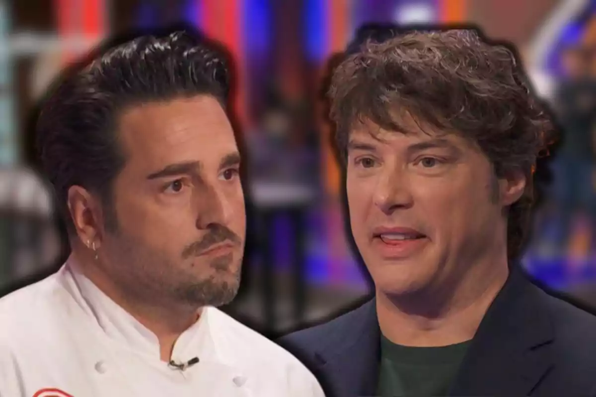 David Bustamante y Jordi Cruz en primer plano uno con chaqueta de chef y otro con saco oscuro en un ambiente de programa de televisión con luces de colores desenfocadas al fondo