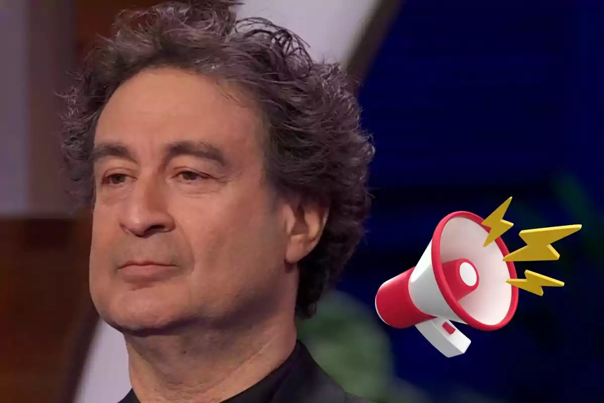 Pepe Rodríguez con expresión seria con un megáfono ilustrado al lado.
