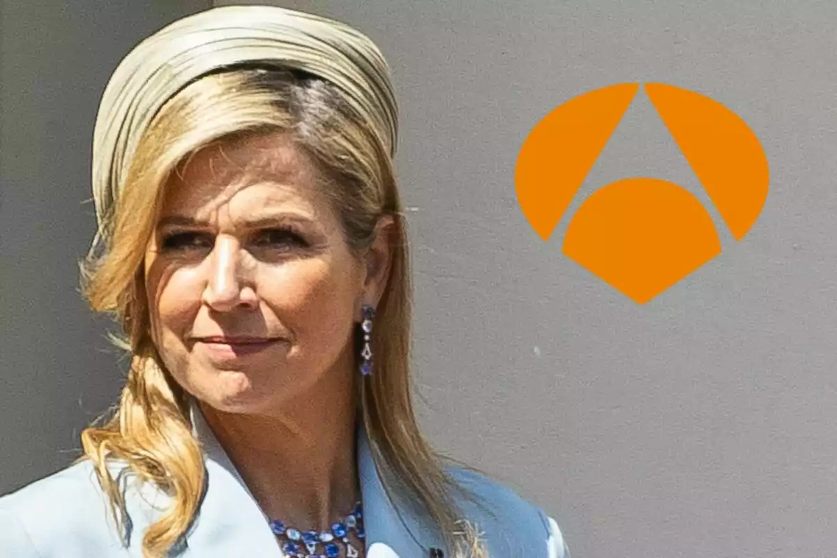 Máxima de Holanda rubia con sombrero y joyas azules junto al logotipo de Antena 3.