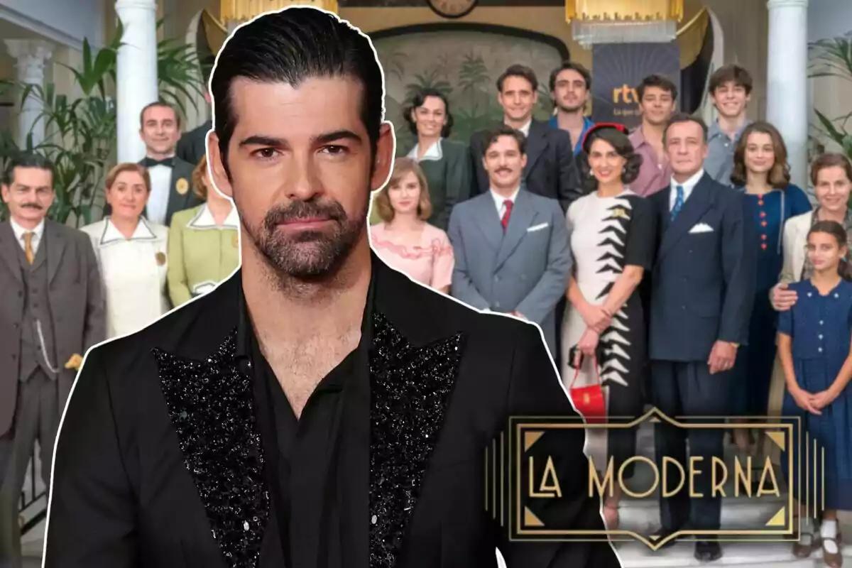 Un hombre con barba y cabello oscuro aparece en primer plano, mientras que en el fondo se ve un grupo de personas posando frente a un edificio con columnas blancas y plantas, junto al logo de "La Moderna".