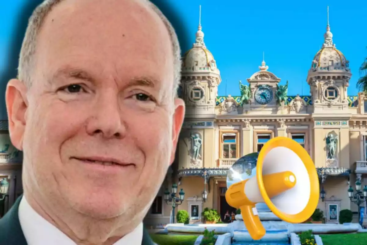Primer plano de Alberto de Mónaco sonriendo con un edificio elegante de fondo y un megáfono amarillo dibujado frente a la entrada