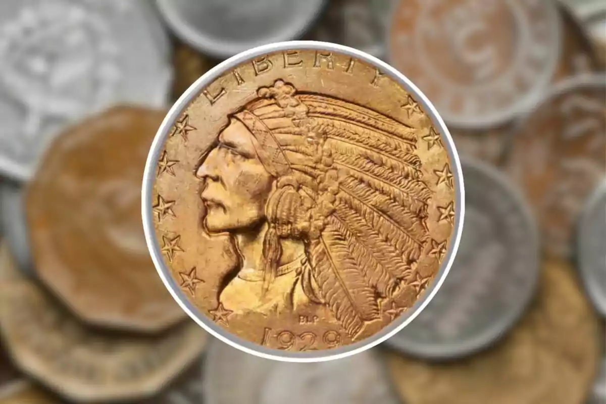 Moneda antigua de oro con diseño de un jefe indígena americano en el centro, rodeada de otras monedas desenfocadas en el fondo. Moneda antigua de oro con diseño de un jefe indígena americano en el centro, rodeada de otras monedas desenfocadas en el fondo.