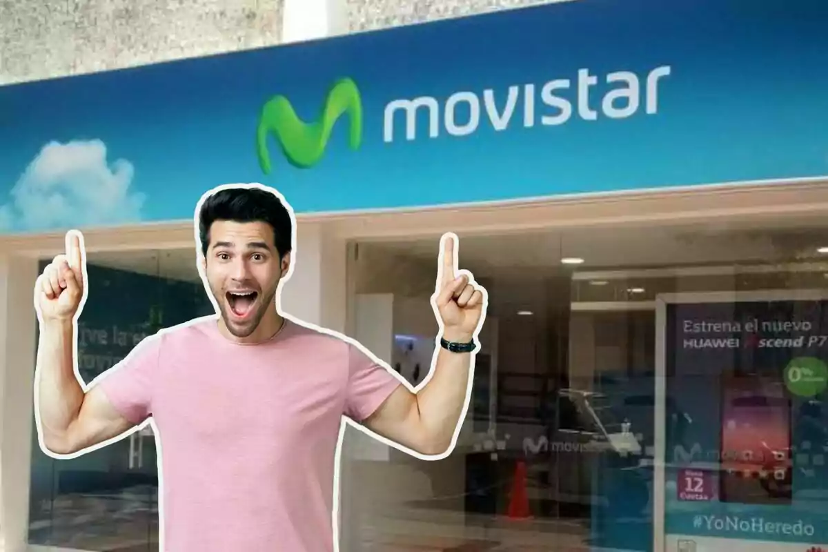 Una tienda de Movistar y un hombre alegre con los brazos en alto