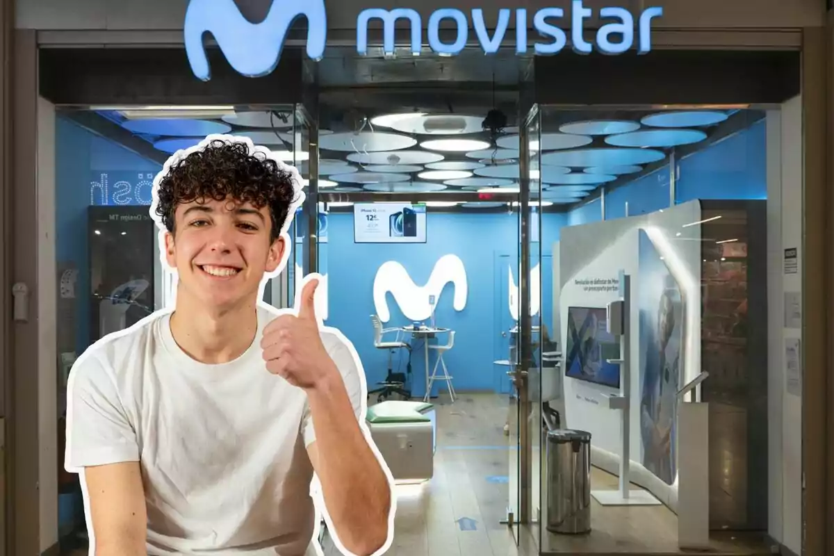 Una tienda de Movistar, y un joven sonriente con el pulgar en alto