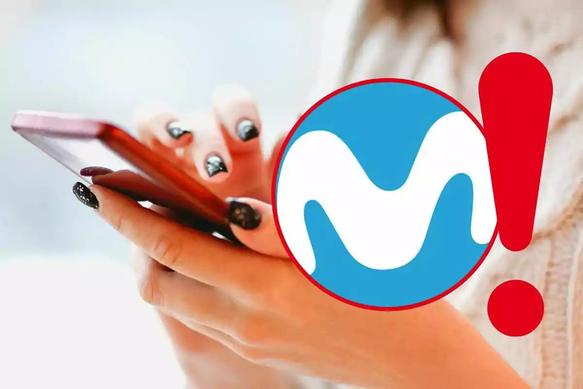 Montaje con el logo de Movistar, una exclamación y un teléfono móvil en una mano