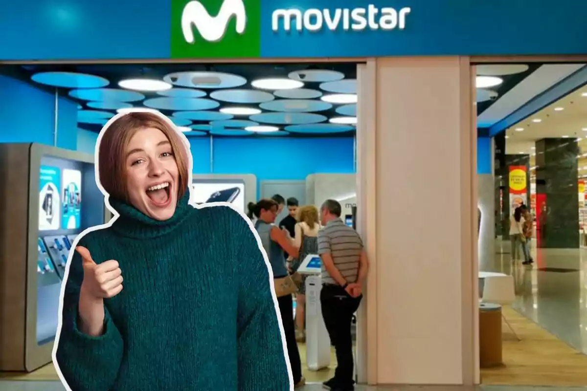 Una mujer sonriente con un pulóver verde oscuro hace un gesto de aprobación con el pulgar hacia arriba frente a una tienda de Movistar en un centro comercial.