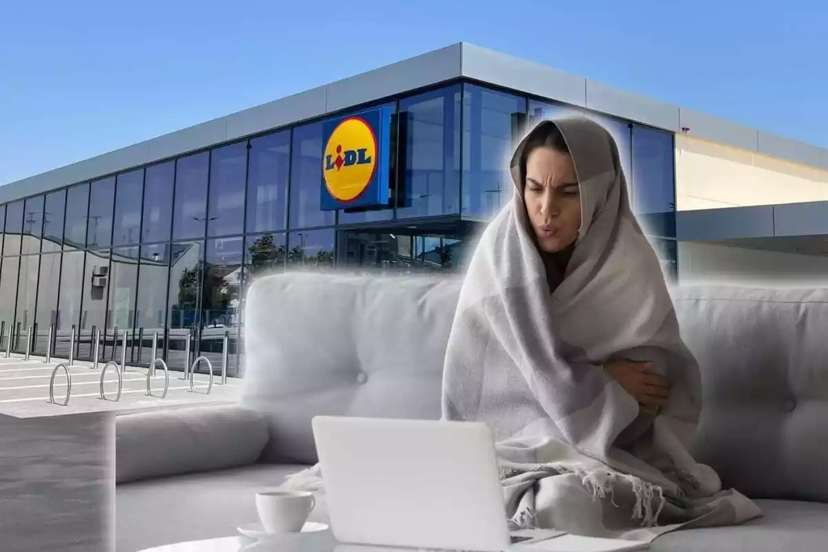 Montaje mujer con frío envuelta en manta gris, en sofa gris, frente a ordenador blanco, sobre fondo de aparcamiento de Lidl.