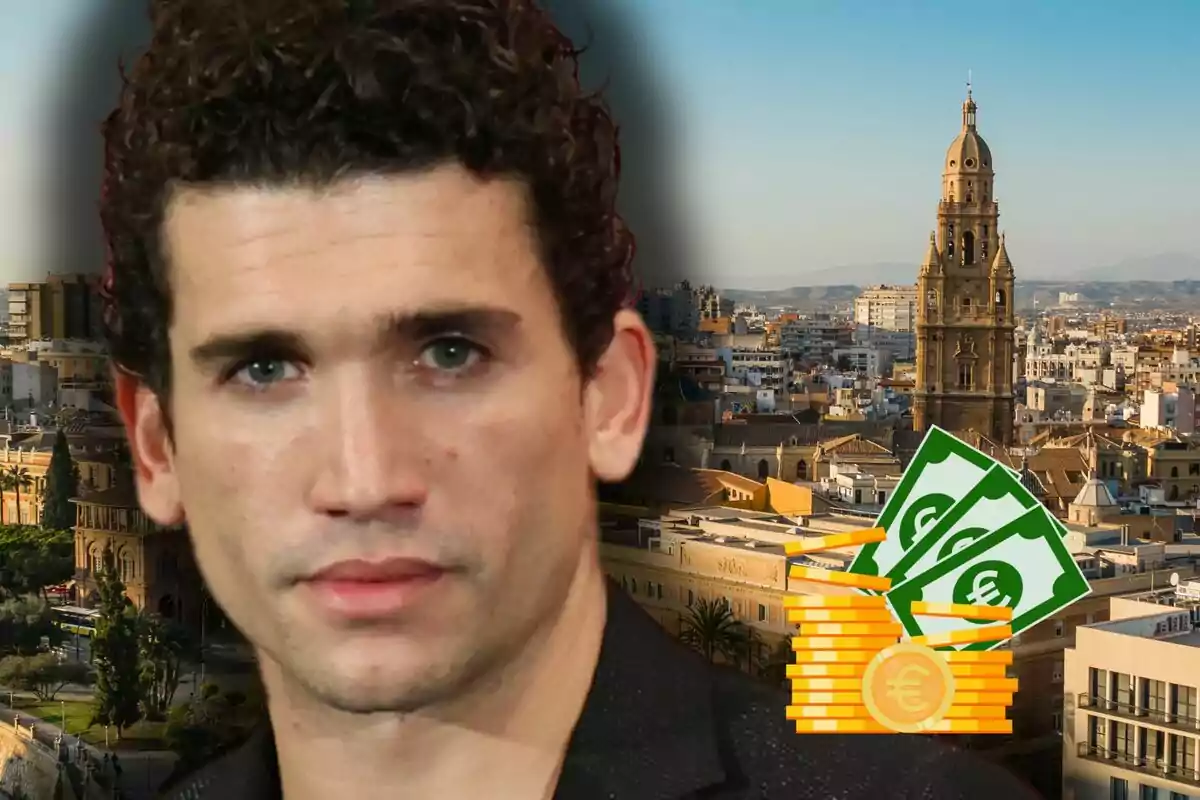 Jaime Lorente en primer plano con una ciudad de fondo y un dibujo de billetes y monedas de euro