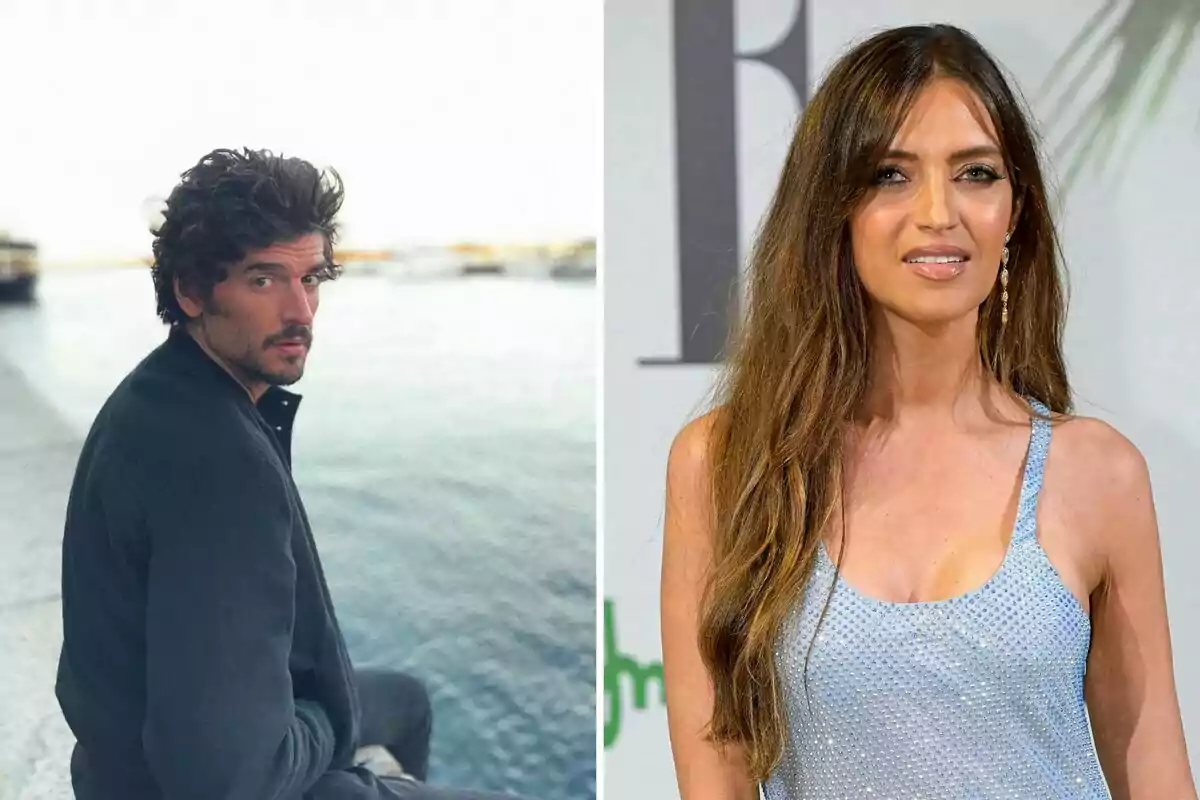 Nacho Taboada con cabello rizado y barba mira hacia la cámara mientras está sentado cerca del agua, junto a Sara Carbonero con cabello largo y suelto que lleva un vestido brillante y sonríe.