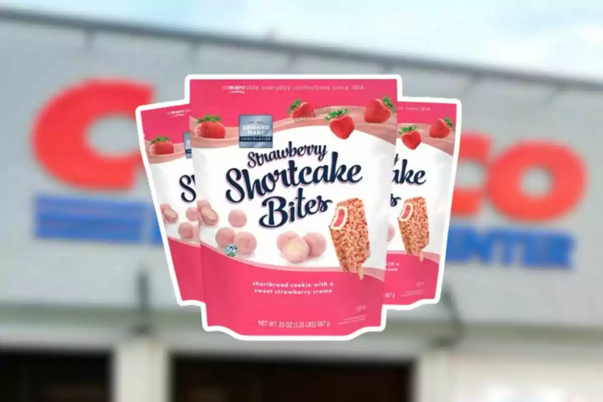 Bolsas de galletas Strawberry Shortcake Bites frente a una tienda Costco desenfocada Bolsas de galletas Strawberry Shortcake Bites frente a una tienda Costco desenfocada