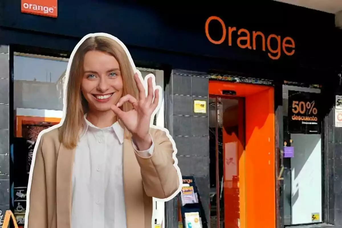 Mujer sonriendo y haciendo un gesto de "OK" frente a una tienda de Orange con un cartel de descuento del 50%.