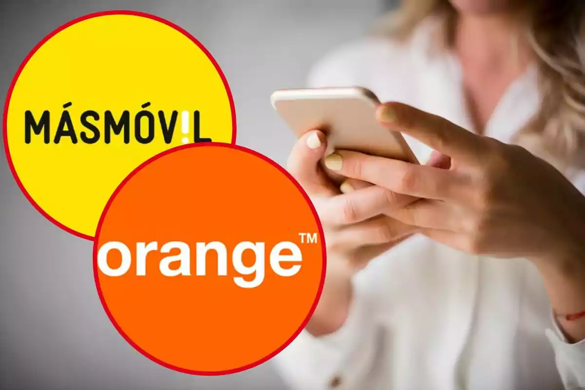 Una mujer maneja un móvil, y en los círculos, los logos de Orange y Másmóvil