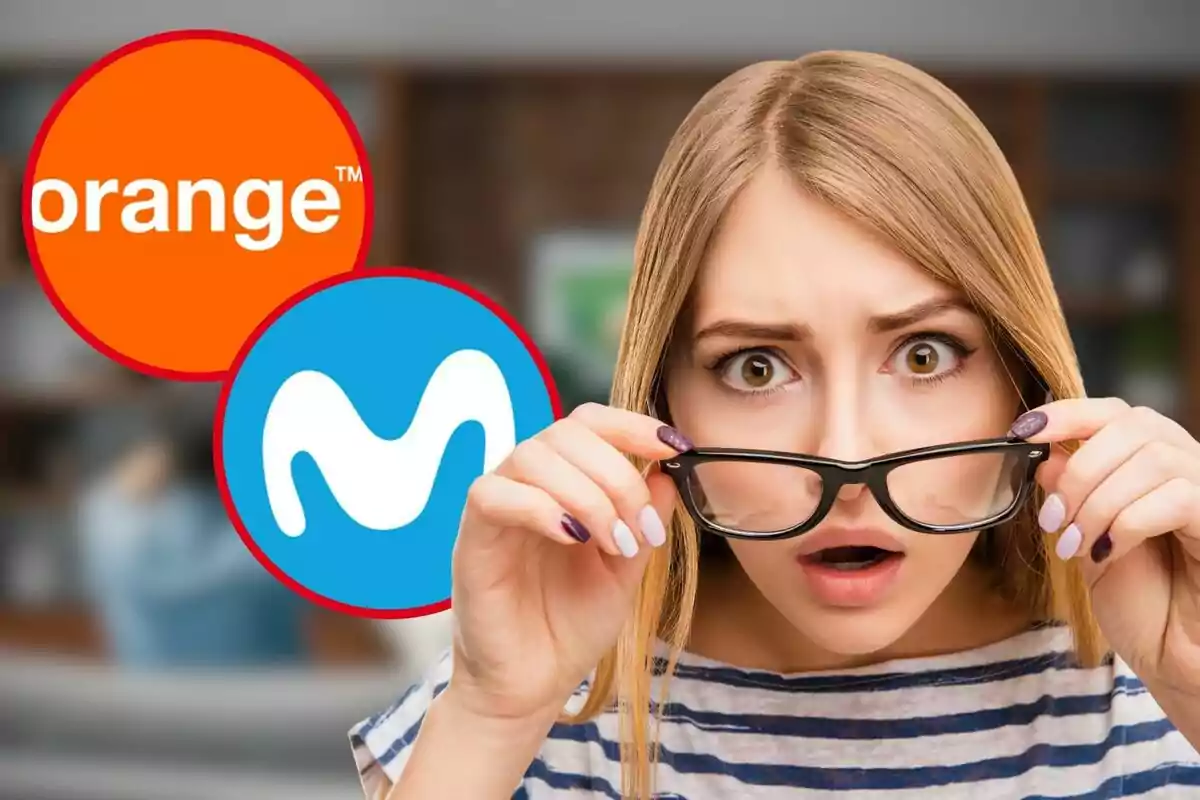 Una mujer con expresión de sorpresa sostiene sus gafas mientras los logotipos de Orange y Movistar aparecen en el fondo.