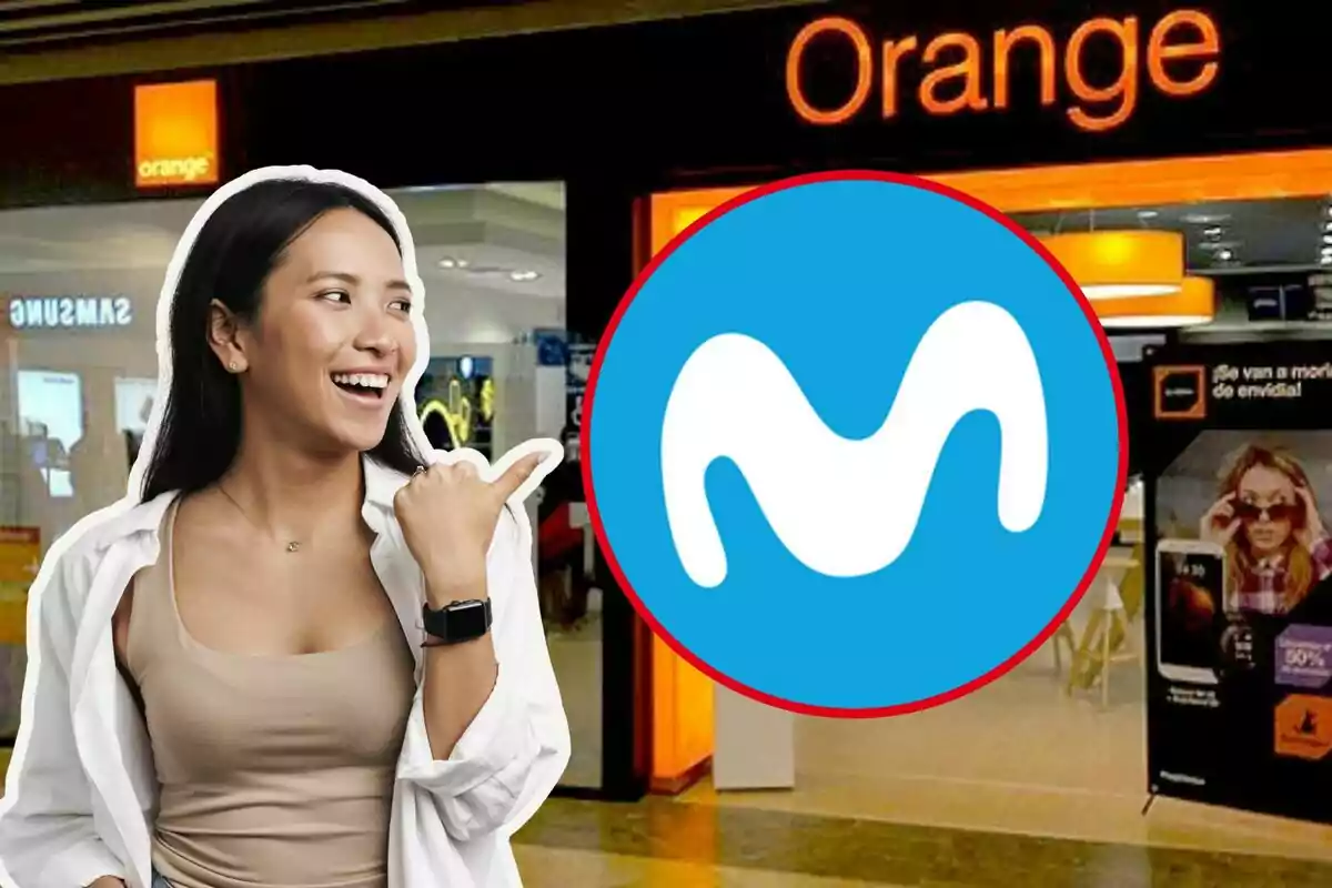 Una mujer sonriente señala hacia un logotipo azul con una "M" blanca frente a una tienda de Orange.