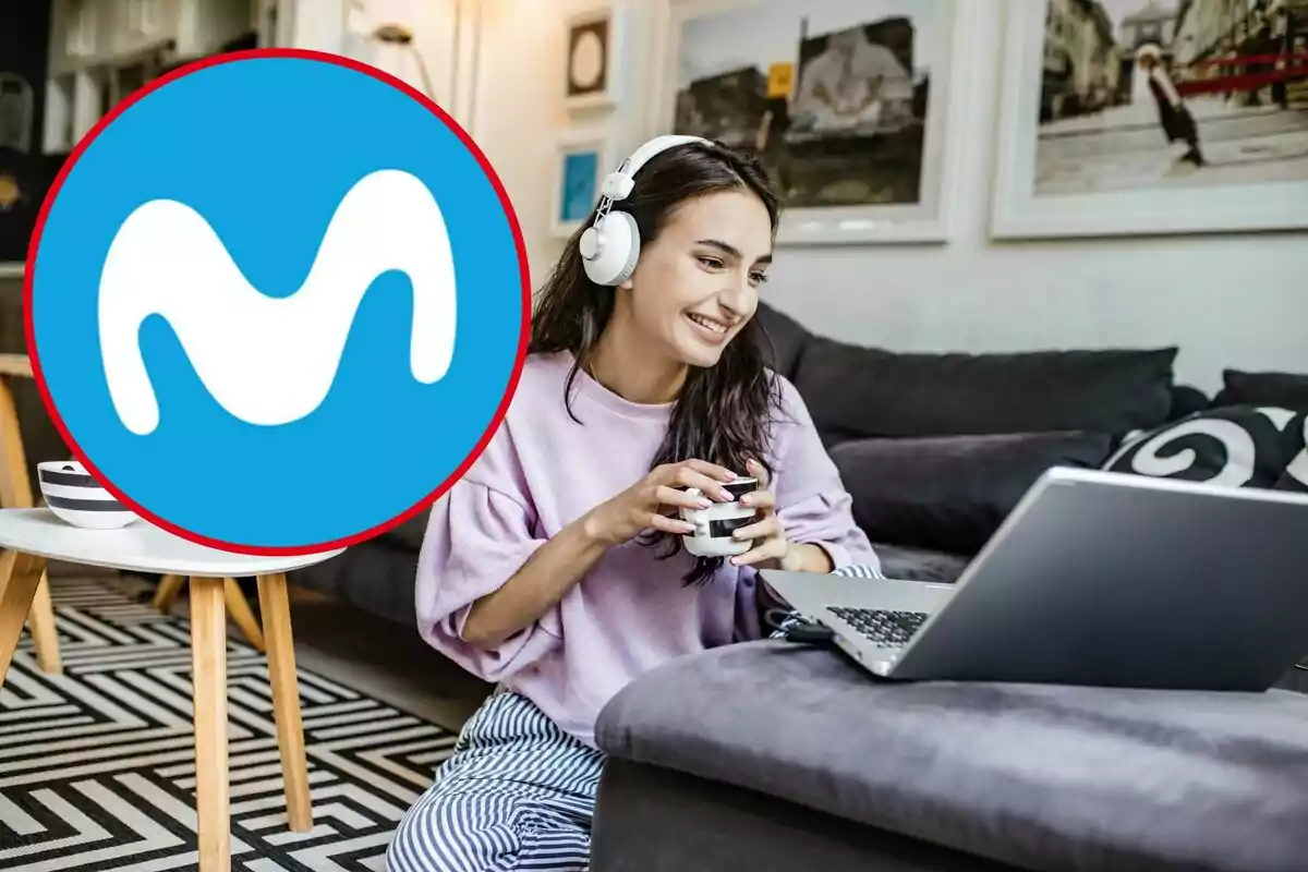 Una chica delante del ordenador y en el círculo, el logo de Movistar