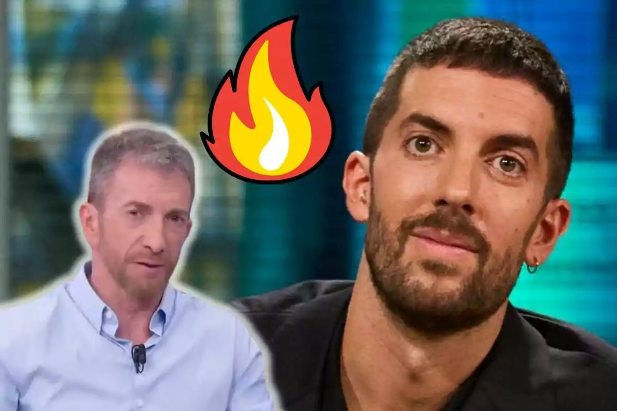 Pablo Motos y David Broncano en un programa de televisión con un emoji de fuego superpuesto.