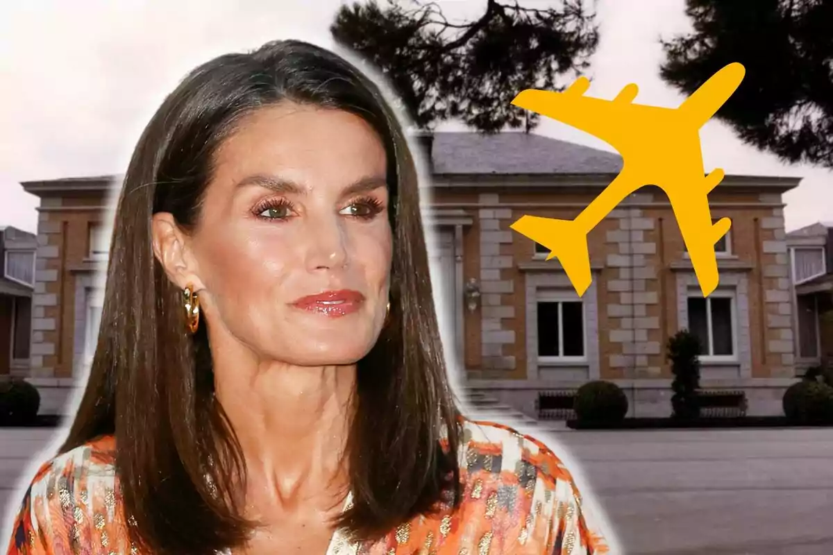 Letizia con cabello oscuro y lacio frente a un edificio con un avión amarillo superpuesto en la imagen.