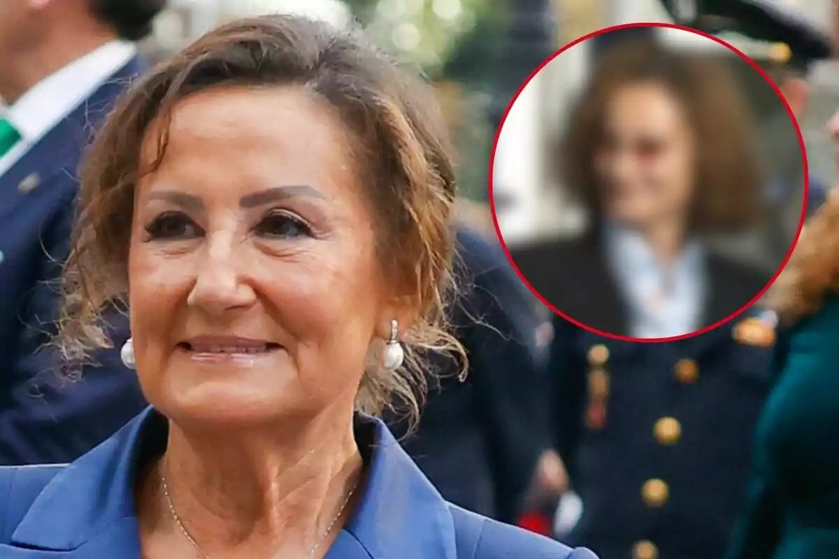 Paloma Rocasolano sonriente con cabello castaño y aretes de perlas, con un fondo de personas desenfocadas y un círculo rojo resaltando una figura borrosa.