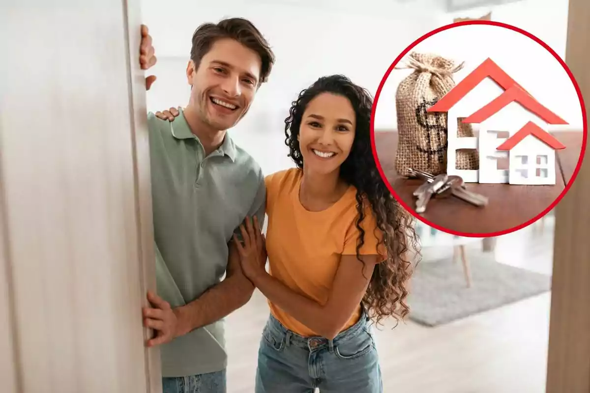 Pareja sonriendo en la entrada de una casa con un círculo que muestra una bolsa de dinero, llaves y modelos de casas.