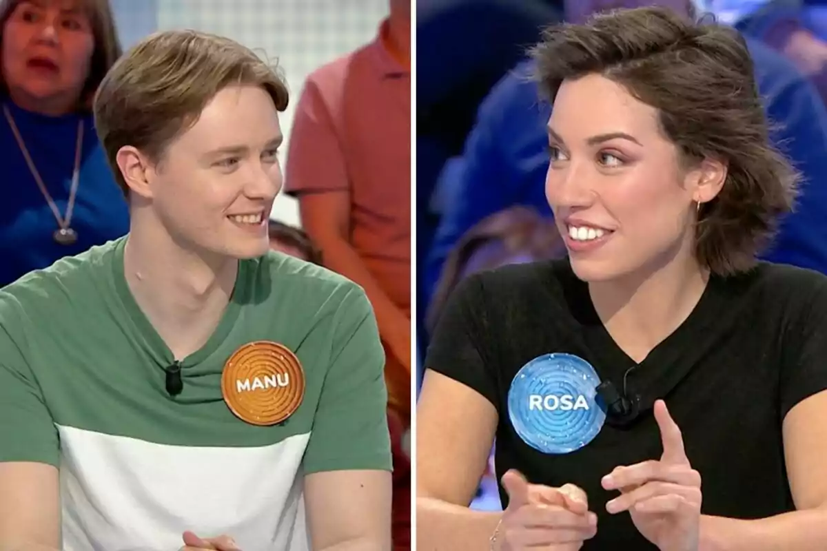 Manu y Rosa sonríen mientras participan en un programa de televisión, cada una lleva un distintivo con su nombre. Manu y Rosa sonríen mientras participan en un programa de televisión, cada una lleva un distintivo con su nombre.