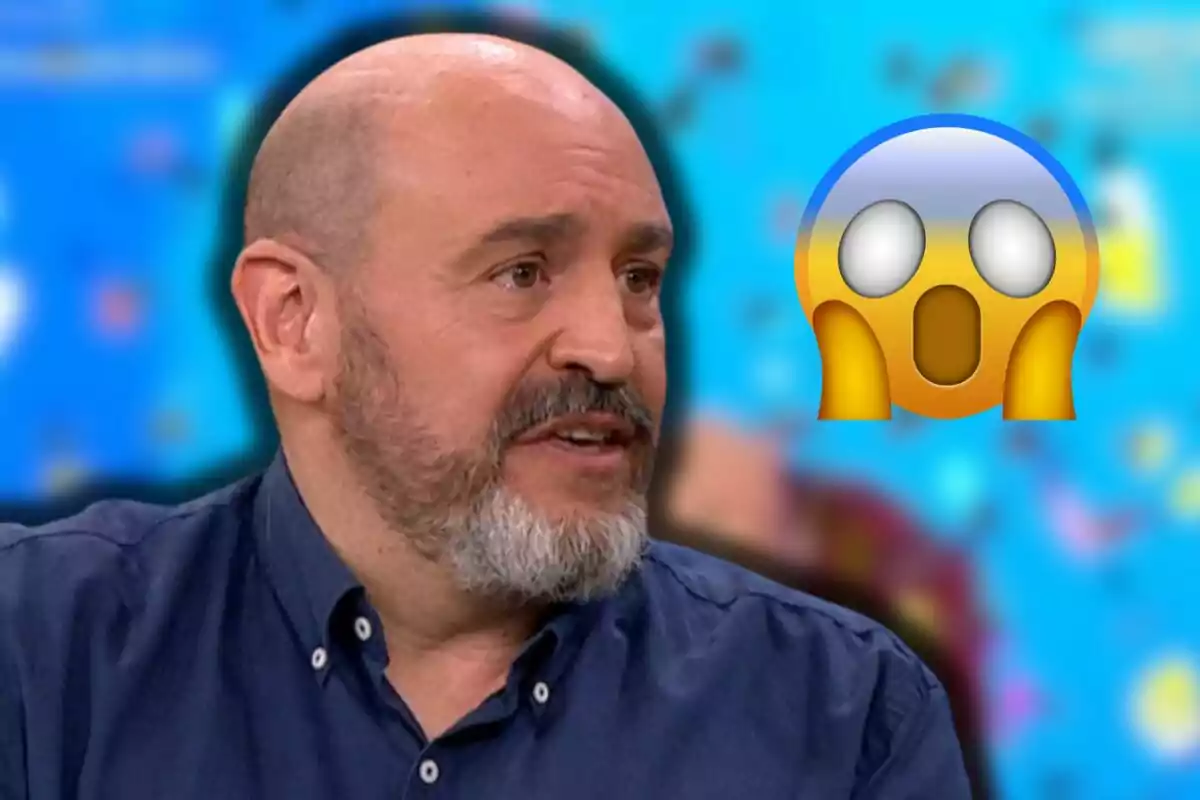 Óscar Díaz con una camisa azul aparece en un fondo azul con un emoji de sorpresa al lado.