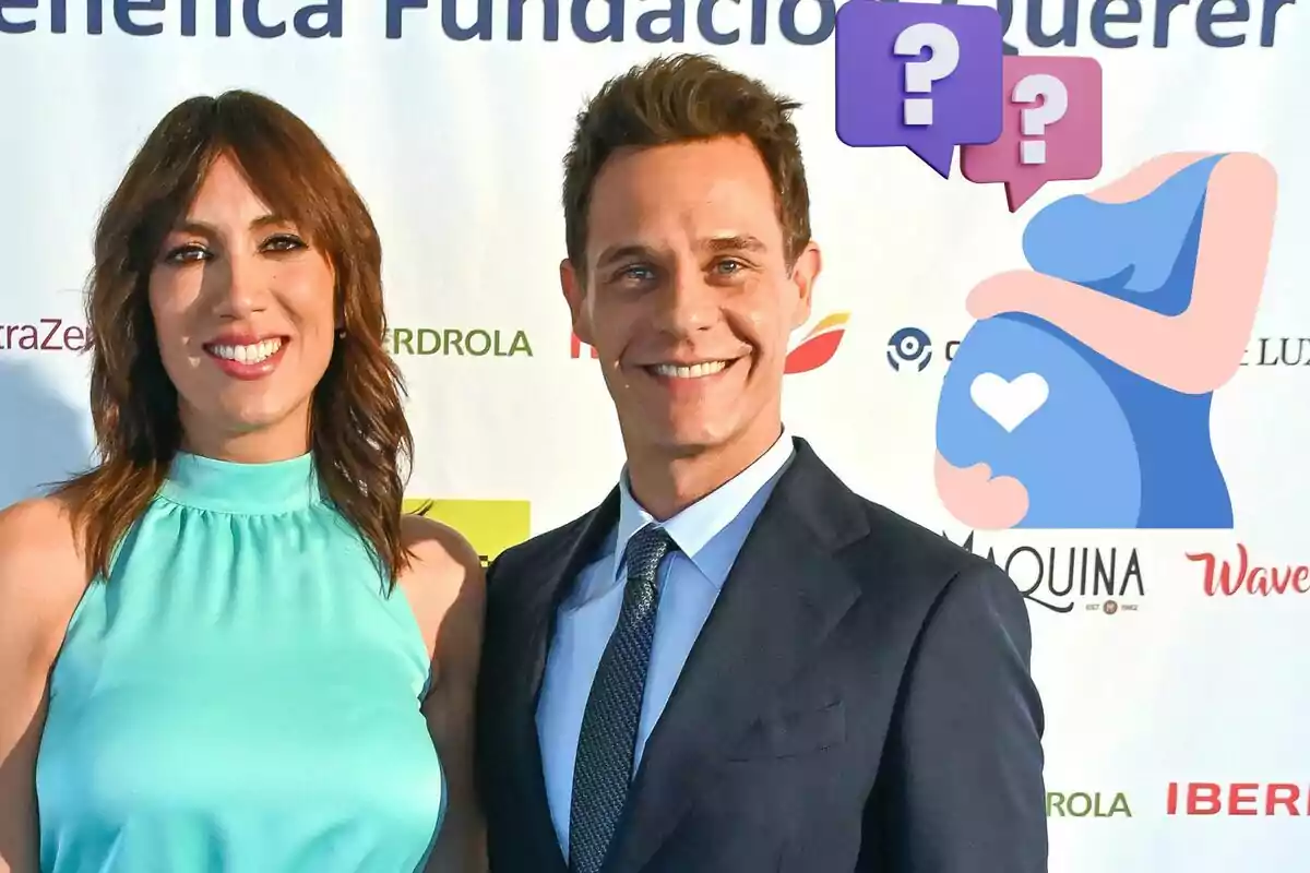 Patricia Pardo y Christian Gálvez sonriente posa en un evento con un fondo de logotipos y gráficos de burbujas de diálogo y una figura de embarazo.