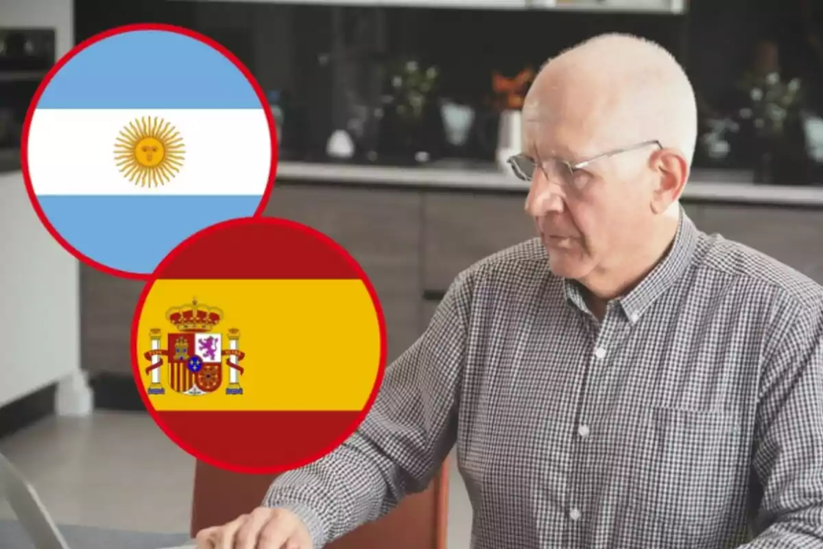 Hombre mayor usando una computadora portátil con las banderas de Argentina y España superpuestas.