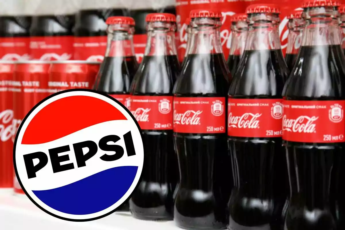 Botellas y latas de Coca-Cola con el logo de Pepsi superpuesto en primer plano