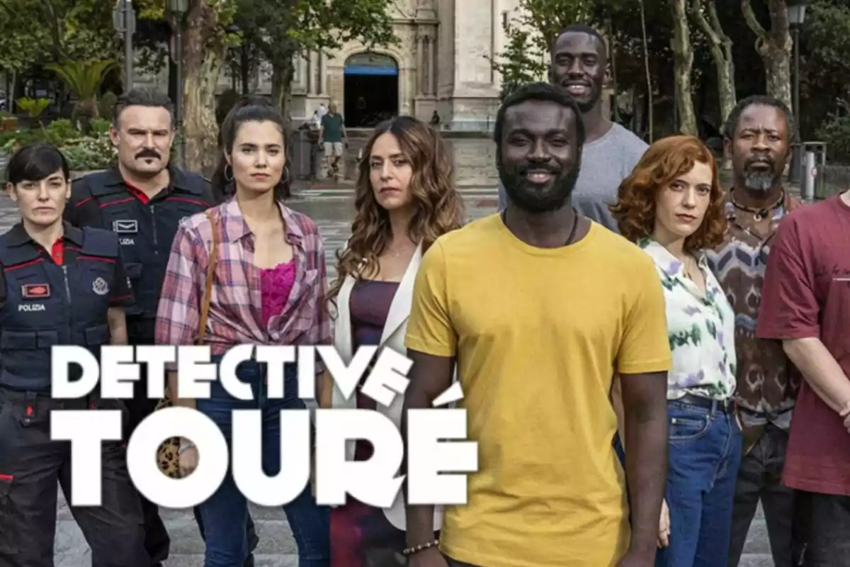 Un grupo de personas de pie al aire libre con el título "Detective Touré" en la parte inferior de la imagen.