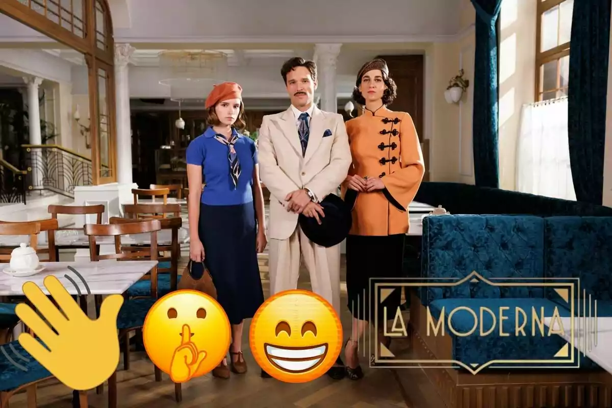 Tres personajes de 'La Moderna' posan en un elegante salón con decoración de estilo clásico, acompañadas de emojis y el texto "La Moderna".