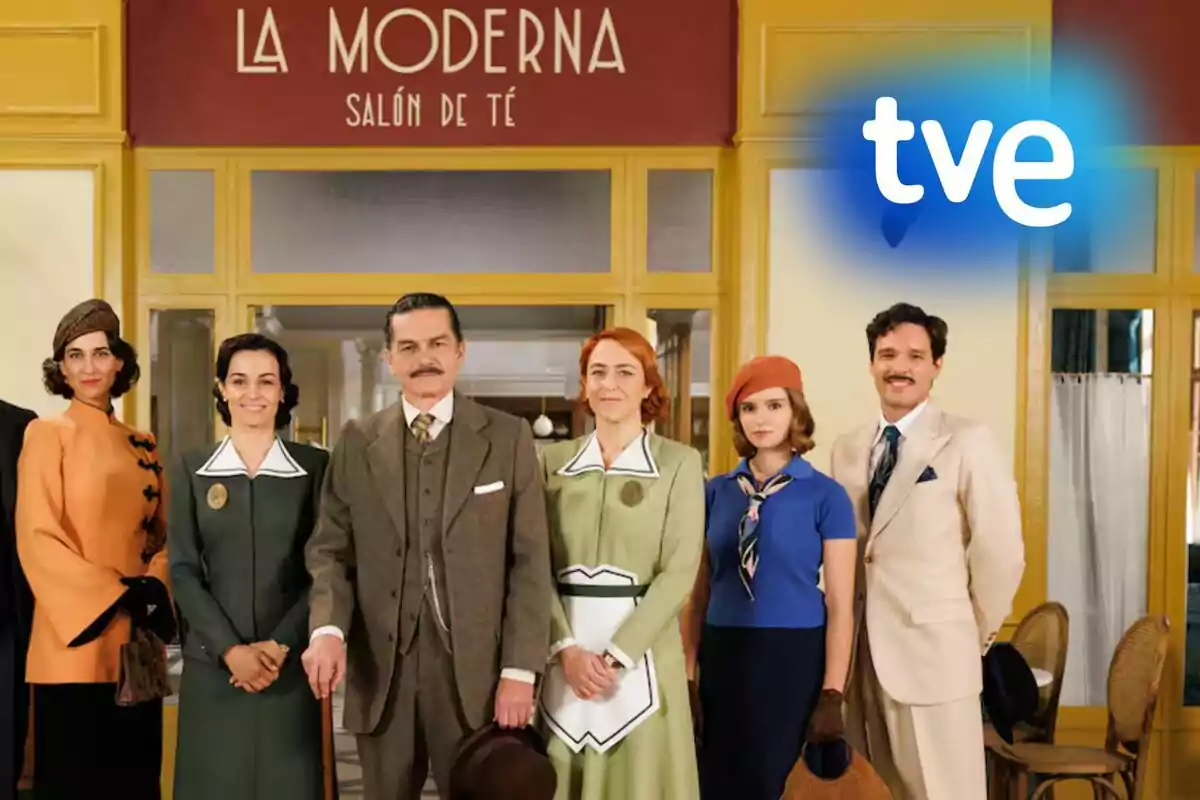 The characters from the series dressed in period clothing pose in front of a tea room called "La Moderna" with the TVE logo in the upper right corner.