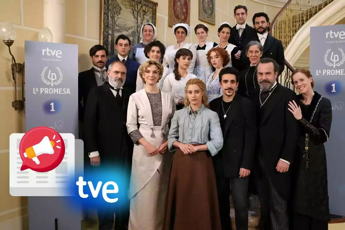 Un grupo de personas posando en un set de televisión con vestimenta de época, junto a un cartel que dice "La Promesa" de RTVE.