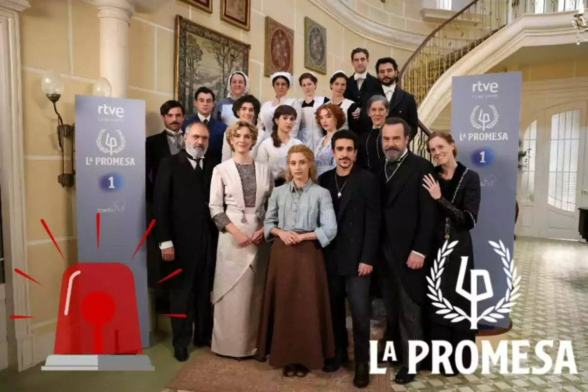 Los personajes de 'La Promesa' posando en un set de filmación con el logo de "La Promesa" de RTVE.